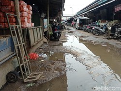 Keluh Kesah Pedagang Pasar Cikurubuk: Fasilitas Rusak-Retribusi Naik