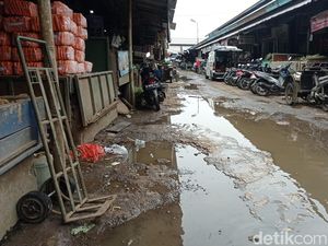 Keluh Kesah Pedagang Pasar Cikurubuk: Fasilitas Rusak-Retribusi Naik Keluh Kesah Pedagang Pasar Cikurubuk: Fasilitas Rusak-Retribusi Naik