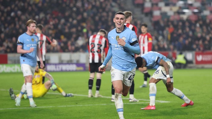 BRENTFORD, ENGLAND - JANUARY 14: Phil Foden of Manchester City celebrates scoring his teams second goal during the Premier League match between Brentford FC and Manchester City FC at Gtech Community Stadium on January 14, 2025 in Brentford, England. (Photo by Alex Pantling/Getty Images)
