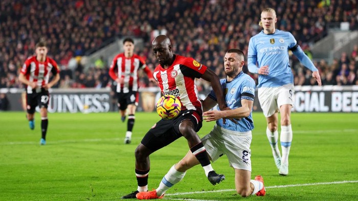 BRENTFORD, ENGLAND - JANUARY 14: Yoane Wissa of Brentford controls the ball whilst under pressure from Mateo Kovacic of Manchester City during the Premier League match between Brentford FC and Manchester City FC at Gtech Community Stadium on January 14, 2025 in Brentford, England. (Photo by Alex Pantling/Getty Images)