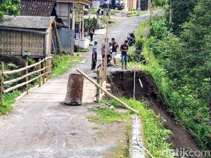 Jalan Penghubung Desa di Ponorogo Tergerus Longsor, Warga Takut Melintas