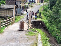 Jalan Penghubung Desa di Ponorogo Tergerus Longsor, Warga Takut Melintas