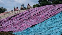 Produksi Kain Pantai di Desa Krajan Tembus Pasar Internasional