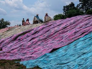 Produksi Kain Pantai di Desa Krajan Tembus Pasar Internasional Produksi Kain Pantai di Desa Krajan Tembus Pasar Internasional