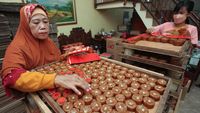 Mengintip Produksi Kue Keranjang Jelang Imlek