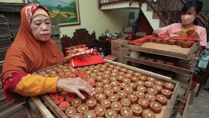 Mengintip Produksi Kue Keranjang Jelang Imlek