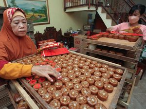 Mengintip Produksi Kue Keranjang Jelang Imlek