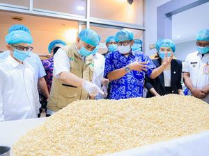 Budi Arie Sebut Program MBG Jadi Berkah bagi Pengrajin Tahu & Tempe Budi Arie Sebut Program MBG Jadi Berkah bagi Pengrajin Tahu & Tempe