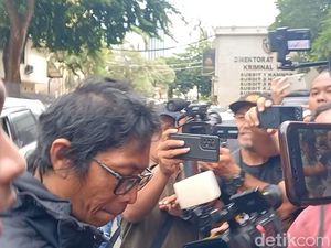 Nanang Gimbal Alias Limbad Tutup Mulut Digiring ke Polda Metro Jaya Nanang Gimbal Alias Limbad Tutup Mulut Digiring ke Polda Metro Jaya
