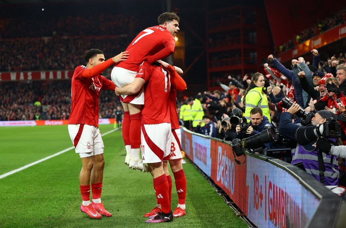 Soccer Football - Premier League - Nottingham Forest v Liverpool - The City Ground, Nottingham, Britain - January 14, 2025 Nottingham Forests Chris Wood celebrates scoring their first goal with teammates Action Images via Reuters/Andrew Boyers EDITORIAL USE ONLY. NO USE WITH UNAUTHORIZED AUDIO, VIDEO, DATA, FIXTURE LISTS, CLUB/LEAGUE LOGOS OR LIVE SERVICES. ONLINE IN-MATCH USE LIMITED TO 120 IMAGES, NO VIDEO EMULATION. NO USE IN BETTING, GAMES OR SINGLE CLUB/LEAGUE/PLAYER PUBLICATIONS. PLEASE CONTACT YOUR ACCOUNT REPRESENTATIVE FOR FURTHER DETAILS..