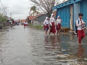 Derita Siswa Eretan Wetan Indramayu Langganan Diterjang Banjir Rob