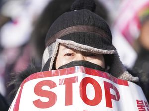 Pendukung Menangis Saat Presiden Korsel Yoon Suk Yeol Ditangkap