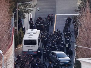 Dramatisnya Penangkapan Presiden Korsel, Pendukungnya Hadang Polisi Dramatisnya Penangkapan Presiden Korsel, Pendukungnya Hadang Polisi