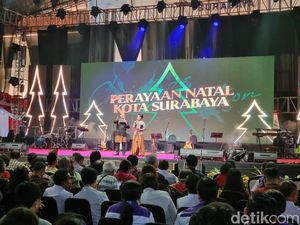 Harapan Walkot Eri Saat Hadiri Perayaan Natal di Balai Kota Surabaya