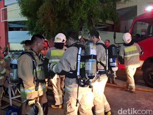 230 Personel Damkar Dikerahkan Padamkan Kebakaran Glodok Plaza