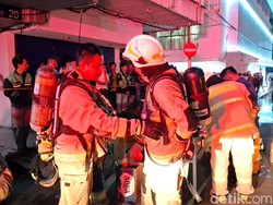 Video: 9 Orang yang Terjebak Kebakaran di Glodok Plaza Berhasil Dievakuasi