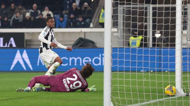  Pierre Kalulu of Juventus shoots to score his team's first goal during the Serie A match between Atalanta and Juventus at Gewiss Stadium on January 14, 2025 in Bergamo, Italy. (Photo by Jonathan Moscrop/Getty Images)