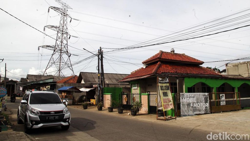 Potret Bangunan Dekat SUTET, Amankah? Potret Bangunan Dekat SUTET, Amankah?