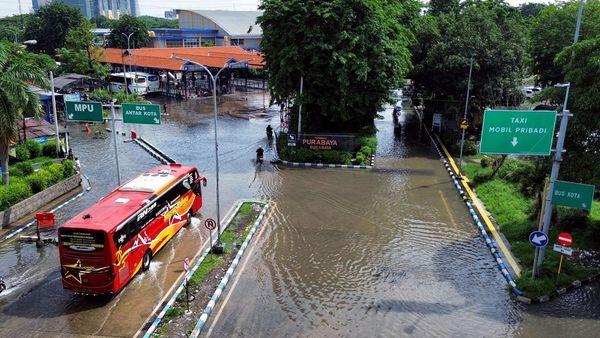 Potret Banjir Genangi Terminal Purabaya