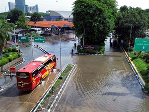 Potret Banjir Genangi Terminal Purabaya Potret Banjir Genangi Terminal Purabaya
