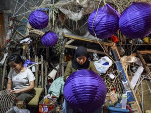 Potret Pembuatan Dekorasi Imlek di Sukaraja