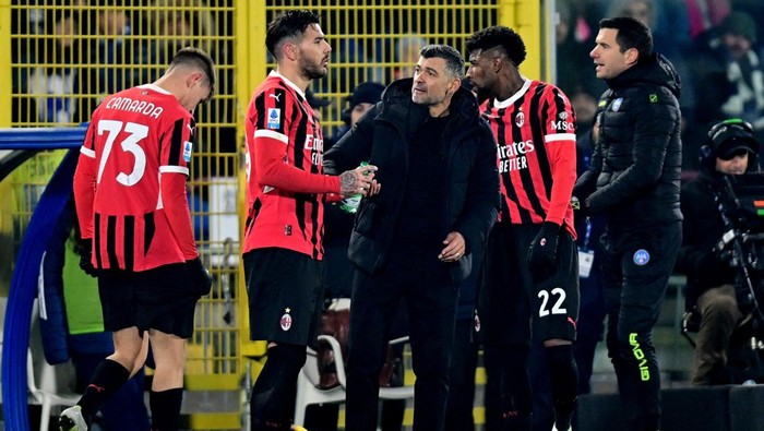 Soccer Football - Serie A - Como v AC Milan - Stadio Giuseppe Sinigaglia, Como, Italy - January 14, 2025 AC Milans Theo Hernandez reacts after scoring their first goal with coach Sergio Conceicao REUTERS/Daniele Mascolo