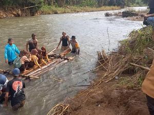Jembatan Putus, Siswa di Jember Berangkat-Pulang Sekolah Naik Rakit