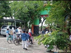 Bau Busuk Gudang Tembakau di Bojonegoro Bikin Siswa SD-TK Pulang Lebih Awal