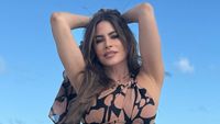 8 Potret Seksi Sofia Vergara yang Dikabarkan Kencan dengan Lewis Hamilton