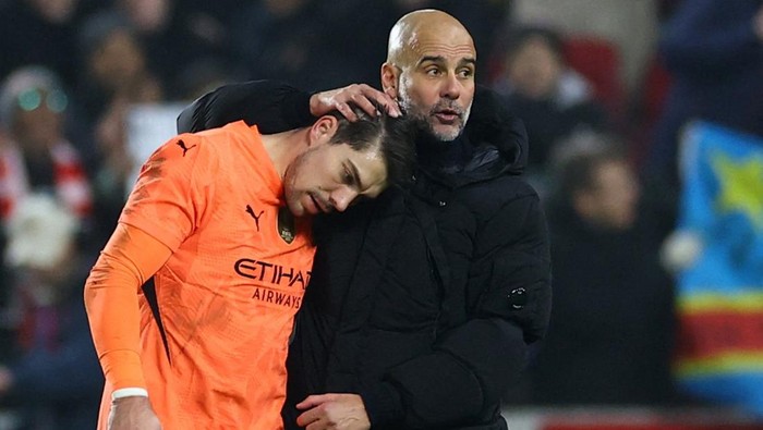 Soccer Football - Premier League - Brentford v Manchester City - GTech Community Stadium, London, Britain - January 14, 2025 Manchester City manager Pep Guardiola consoles Stefan Ortega after the match Action Images via Reuters/Matthew Childs EDITORIAL USE ONLY. NO USE WITH UNAUTHORIZED AUDIO, VIDEO, DATA, FIXTURE LISTS, CLUB/LEAGUE LOGOS OR LIVE SERVICES. ONLINE IN-MATCH USE LIMITED TO 120 IMAGES, NO VIDEO EMULATION. NO USE IN BETTING, GAMES OR SINGLE CLUB/LEAGUE/PLAYER PUBLICATIONS. PLEASE CONTACT YOUR ACCOUNT REPRESENTATIVE FOR FURTHER DETAILS..