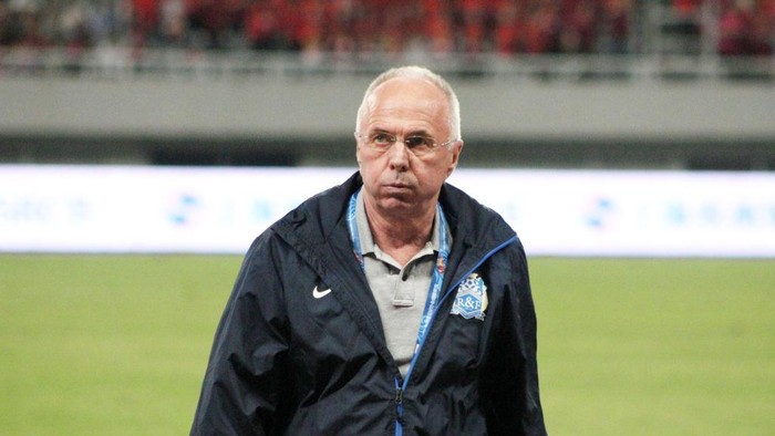 SHANGHAI, CHINA - SEPTEMBER 21, 2014 - (FILE) Guangzhou R&F head coach Sven-Goran Eriksson leads his team during their Chinese Super League football match against Shanghai East Asia (predecessor of SIPG) at Shanghai Stadium in Shanghai, China, September 21, 2014. On August 26, 2024, famous Swedish football coach Sven-Goran Eriksson died of pancreatic cancer. (Photo credit should read CFOTO/Future Publishing via Getty Images)