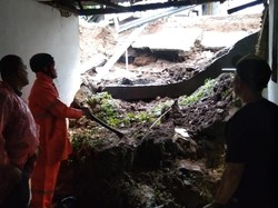 Tembok Penahan Tanah di Ciawi Bogor Longsor, Timpa 2 Rumah
