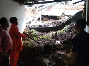 Tembok Penahan Tanah di Ciawi Bogor Longsor, Timpa 2 Rumah Tembok Penahan Tanah di Ciawi Bogor Longsor, Timpa 2 Rumah