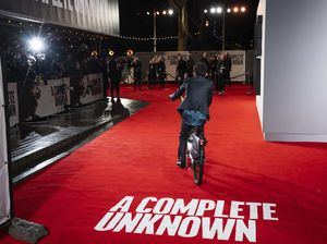 Review A Complete Unknown: Sepenggal Kisah Si Revolusioner