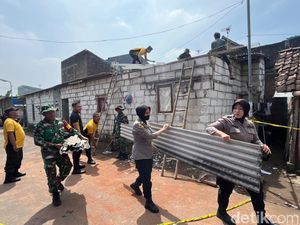 Polisi-TNI Perbaiki 9 Rumah Rusak Dampak Ledakan di Mojokerto Polisi-TNI Perbaiki 9 Rumah Rusak Dampak Ledakan di Mojokerto