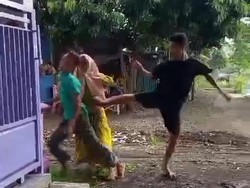 Viral Guru dan Anak di Pasuruan Hajar Remaja yang Dituduh Curi Motor