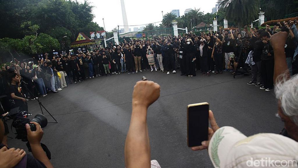 Potret 18 Tahun Aksi Kamisan di Seberang Istana Potret 18 Tahun Aksi Kamisan di Seberang Istana