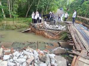 Akses Jalan Anak Petai di Prabumulih Putus, Warga Manfaatkan Jembatan Darurat