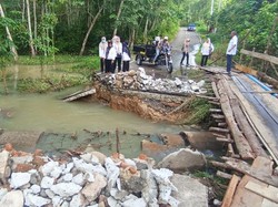 Akses Jalan Anak Petai di Prabumulih Putus, Warga Manfaatkan Jembatan Darurat