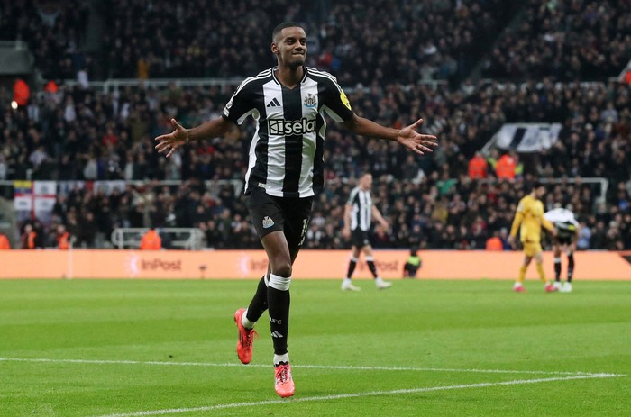 Alexander Isak Soccer Football - Premier League - Newcastle United v Wolverhampton Wanderers - St James' Park, Newcastle, Britain - January 15, 2025 Newcastle United's Alexander Isak celebrates scoring their first goal REUTERS/Scott Heppell EDITORIAL USE ONLY. NO USE WITH UNAUTHORIZED AUDIO, VIDEO, DATA, FIXTURE LISTS, CLUB/LEAGUE LOGOS OR 'LIVE' SERVICES. ONLINE IN-MATCH USE LIMITED TO 120 IMAGES, NO VIDEO EMULATION. NO USE IN BETTING, GAMES OR SINGLE CLUB/LEAGUE/PLAYER PUBLICATIONS. PLEASE CONTACT YOUR ACCOUNT REPRESENTATIVE FOR FURTHER DETAILS.. TPX IMAGES OF THE DAY