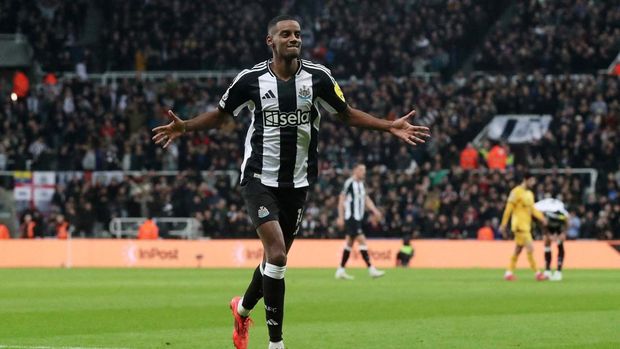 Soccer Football - Premier League - Newcastle United v Wolverhampton Wanderers - St James' Park, Newcastle, Britain - January 15, 2025 Newcastle United's Alexander Isak celebrates scoring their first goal REUTERS/Scott Heppell EDITORIAL USE ONLY. NO USE WITH UNAUTHORIZED AUDIO, VIDEO, DATA, FIXTURE LISTS, CLUB/LEAGUE LOGOS OR 'LIVE' SERVICES. ONLINE IN-MATCH USE LIMITED TO 120 IMAGES, NO VIDEO EMULATION. NO USE IN BETTING, GAMES OR SINGLE CLUB/LEAGUE/PLAYER PUBLICATIONS. PLEASE CONTACT YOUR ACCOUNT REPRESENTATIVE FOR FURTHER DETAILS..     TPX IMAGES OF THE DAY