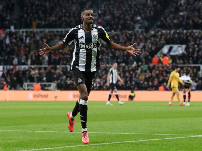 Soccer Football - Premier League - Newcastle United v Wolverhampton Wanderers - St James' Park, Newcastle, Britain - January 15, 2025 Newcastle United's Alexander Isak celebrates scoring their first goal REUTERS/Scott Heppell EDITORIAL USE ONLY. NO USE WITH UNAUTHORIZED AUDIO, VIDEO, DATA, FIXTURE LISTS, CLUB/LEAGUE LOGOS OR 'LIVE' SERVICES. ONLINE IN-MATCH USE LIMITED TO 120 IMAGES, NO VIDEO EMULATION. NO USE IN BETTING, GAMES OR SINGLE CLUB/LEAGUE/PLAYER PUBLICATIONS. PLEASE CONTACT YOUR ACCOUNT REPRESENTATIVE FOR FURTHER DETAILS..     TPX IMAGES OF THE DAY