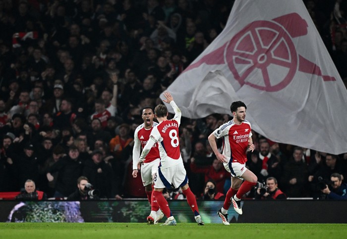 Arsenal Soccer Football - Premier League - Arsenal v Tottenham Hotspur - Emirates Stadium, London, Britain - January 15, 2025 Arsenal's Gabriel Magalhaes and Martin Odegaard celebrate their first goal, an own goal scored by Tottenham Hotspur's Dominic Solanke REUTERS/Dylan Martinez EDITORIAL USE ONLY. NO USE WITH UNAUTHORIZED AUDIO, VIDEO, DATA, FIXTURE LISTS, CLUB/LEAGUE LOGOS OR 'LIVE' SERVICES. ONLINE IN-MATCH USE LIMITED TO 120 IMAGES, NO VIDEO EMULATION. NO USE IN BETTING, GAMES OR SINGLE CLUB/LEAGUE/PLAYER PUBLICATIONS. PLEASE CONTACT YOUR ACCOUNT REPRESENTATIVE FOR FURTHER DETAILS..