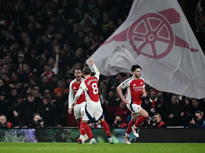 Soccer Football - Premier League - Arsenal v Tottenham Hotspur - Emirates Stadium, London, Britain - January 15, 2025 Arsenal's Gabriel Magalhaes and Martin Odegaard celebrate their first goal, an own goal scored by Tottenham Hotspur's Dominic Solanke REUTERS/Dylan Martinez EDITORIAL USE ONLY. NO USE WITH UNAUTHORIZED AUDIO, VIDEO, DATA, FIXTURE LISTS, CLUB/LEAGUE LOGOS OR 'LIVE' SERVICES. ONLINE IN-MATCH USE LIMITED TO 120 IMAGES, NO VIDEO EMULATION. NO USE IN BETTING, GAMES OR SINGLE CLUB/LEAGUE/PLAYER PUBLICATIONS. PLEASE CONTACT YOUR ACCOUNT REPRESENTATIVE FOR FURTHER DETAILS..