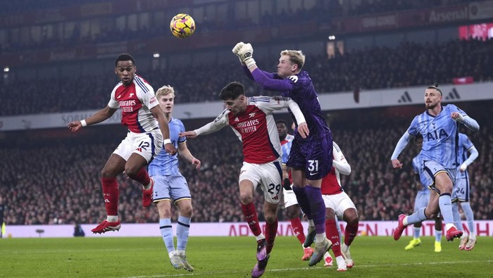 Tottenham Hotspurs goalkeeper Antonin Kinsky, centre right, clears the ball during the English Premier League soccer match between Arsenal and Tottenham Hotspur at the Emirates Stadium, London, Wednesday, Jan. 15, 2025. (Bradley Collyer/PA via AP)