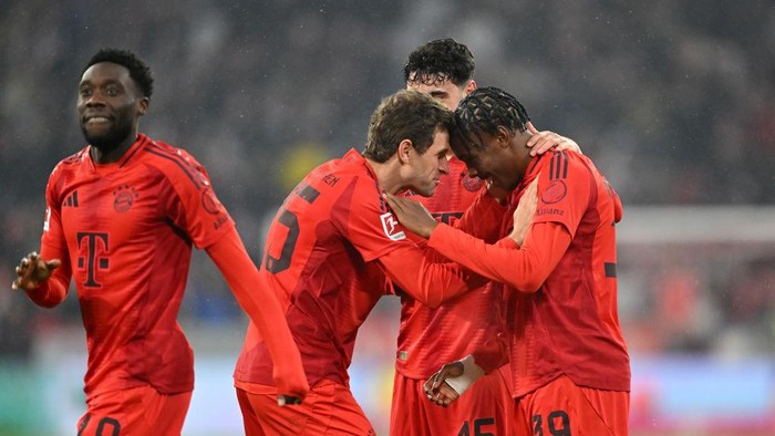 bayern munich vs hoffenheim mathys tel bundesliga liga jerman MUNICH, GERMANY - JANUARY 15: Thomas Mueller and Mathys Tel of Bayern Munich celebrate after teammate Leroy Sane (not pictured) scores his teams fourth goal during the Bundesliga match between FC Bayern München and TSG 1899 Hoffenheim at Allianz Arena on January 15, 2025 in Munich, Germany. (Photo by Sebastian Widmann/Getty Images)