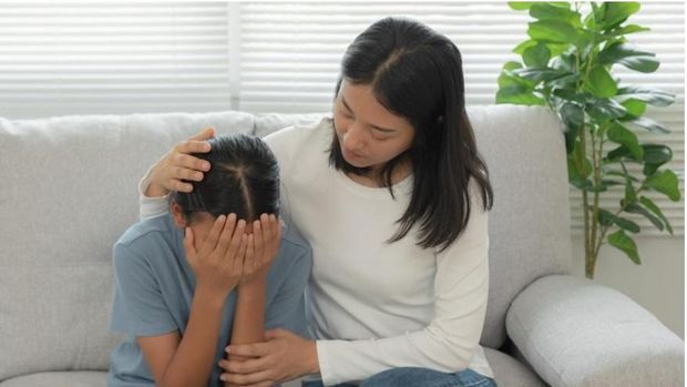 Dalam kondisi tertentu berkaitan dengan masalah kesehatan mental, anak mungkin perlu layanan profesional, Bunda. Dampak pola asuh otoriter pada anak