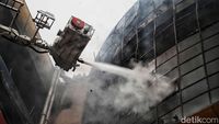 Kebakaran Glodok Plaza Sudah Dikuasai, Damkar Lakukan Pendinginan