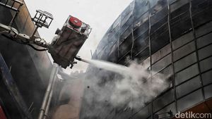 Kebakaran Glodok Plaza Sudah Dikuasai, Damkar Lakukan Pendinginan