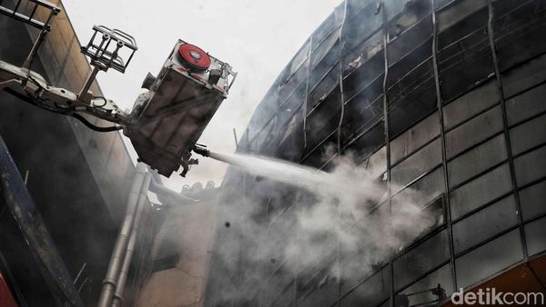 Kebakaran Glodok Plaza Sudah Dikuasai, Damkar Lakukan Pendinginan